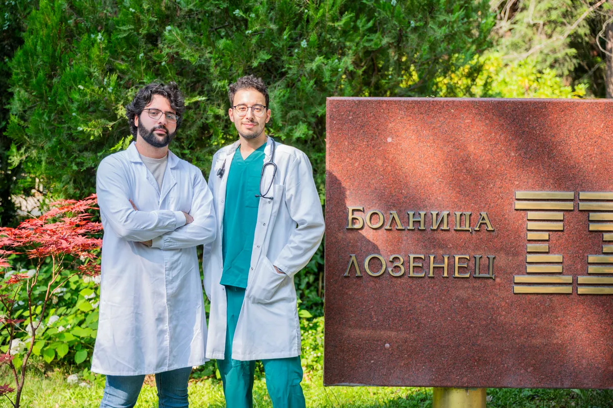 Екипът по химия на MEDICI пред болница „Лозенец“