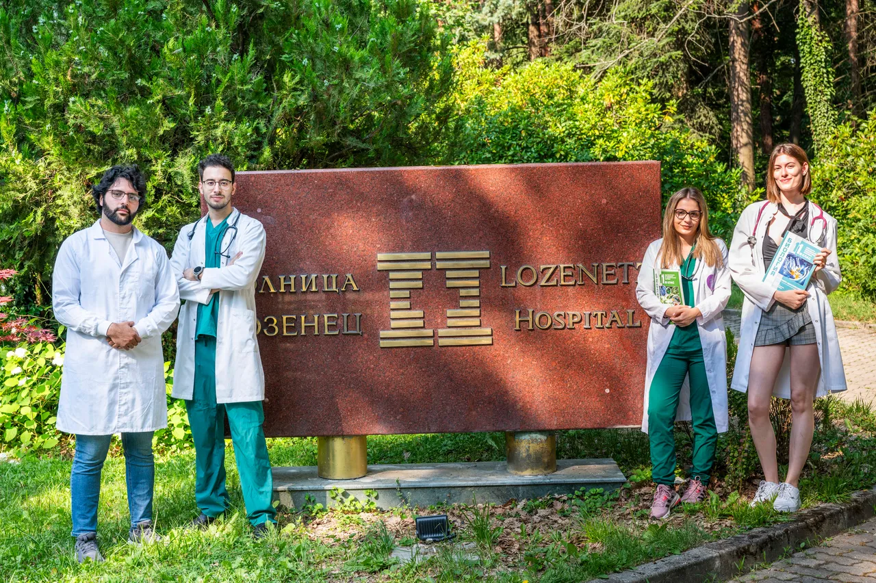 Екипът на школа MEDICI пред болница „Лозенец“